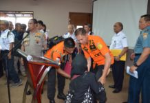 Mom begs Indonesia SAR team chief to find her child’s body